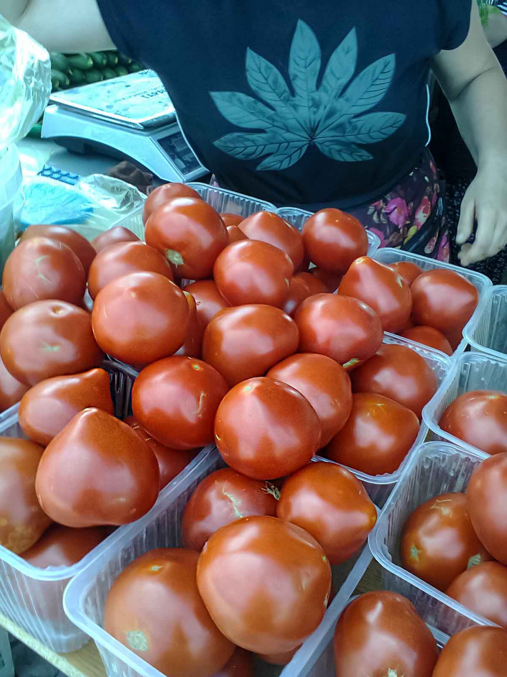Чёрные помидоры на рынке