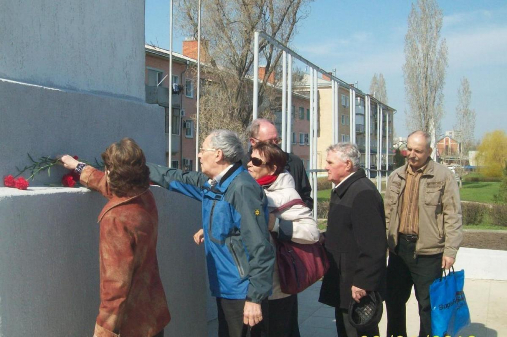 Вместе с активистами Камышинского горкома КПРФ цветы к памятникам Ленину возложили рядовые горожане