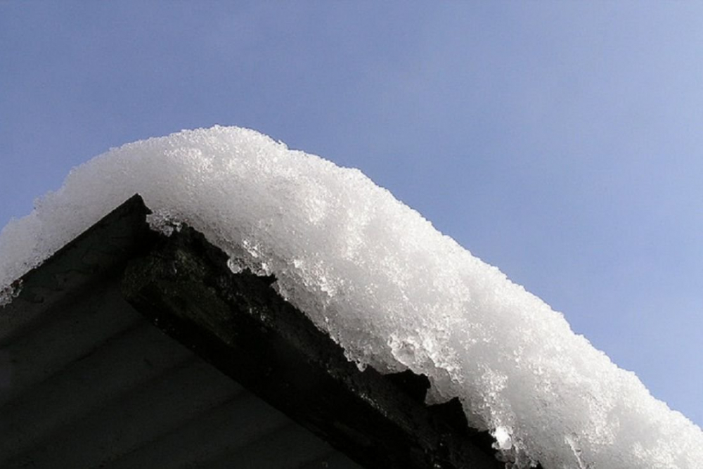 В поселке «Мичуринский» Камышинского муниципального района под тяжестью снега обрушились крыши на двух многоквартирных домах