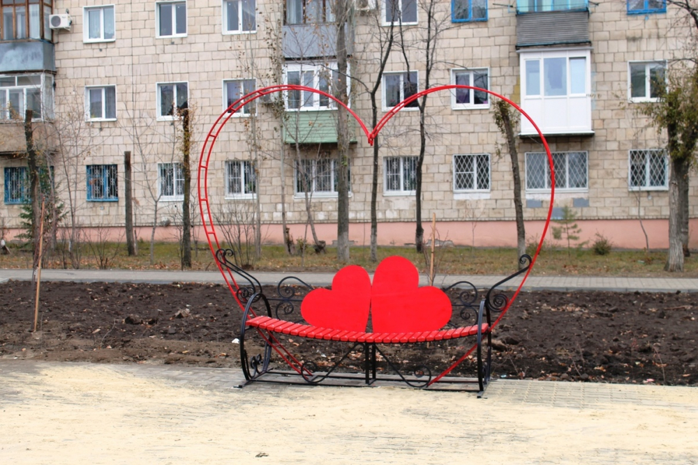 Камышане обсуждают в соцсетях появившуюся на Аллее любви на улице Терешковой «скамейку примирения»