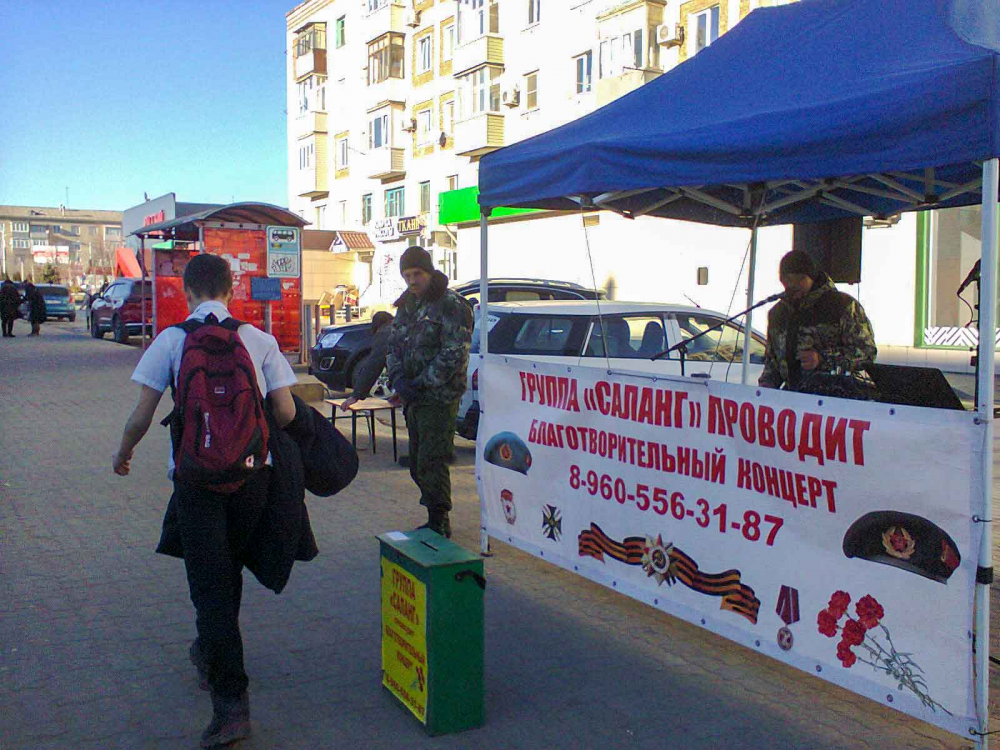 В Камышине перед 2 февраля в центре города появились уличные музыканты в камуфляже