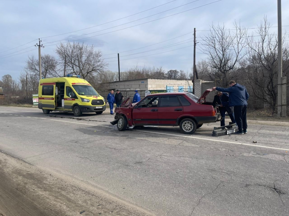 На автодороге Камышин - Петров Вал 60-летний водитель не сумел по правилам тронуться с края трассы и угодил к медикам