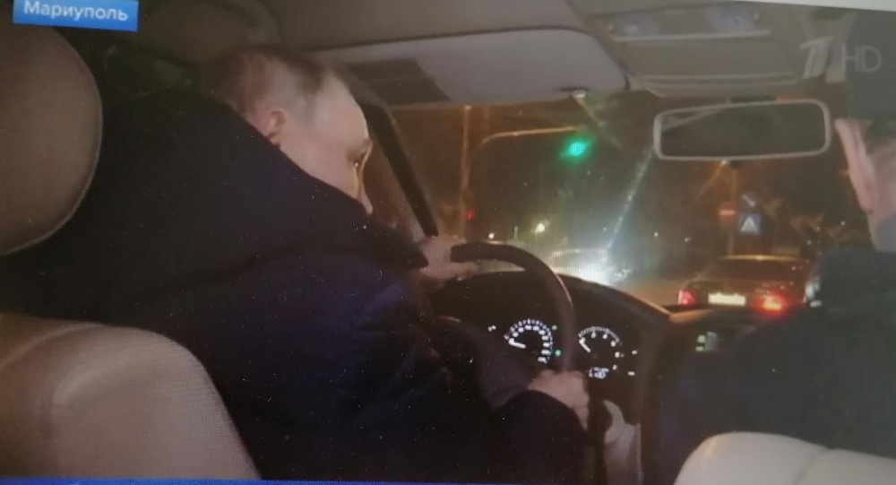 Владимир Путин проехал за рулем автомобиля по Мариуполю и встретился с жителями