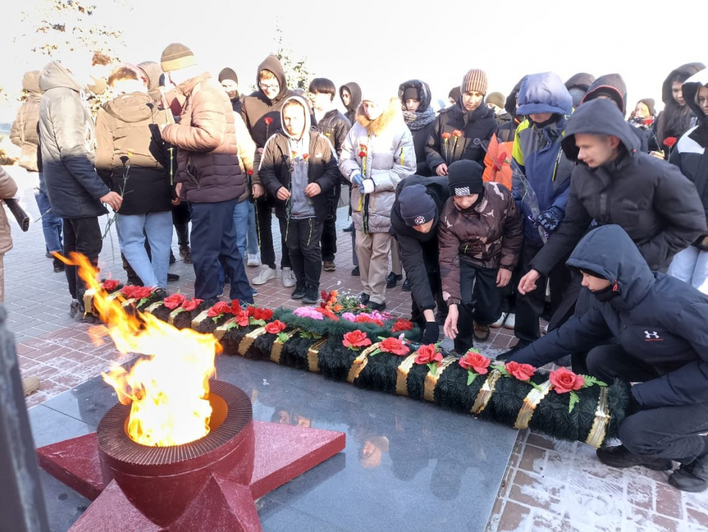 В Камышине в День Неизвестного Солдата включили вечный огонь и возложили цветы на Братских захоронениях