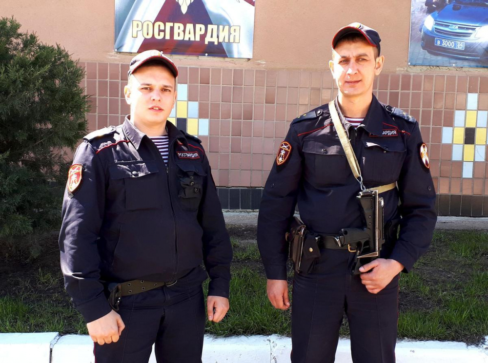 Прапорщик Максим Москалев и старший сержант Александр Сафьянов задержали вора, вломившегося в магазин в Камышине