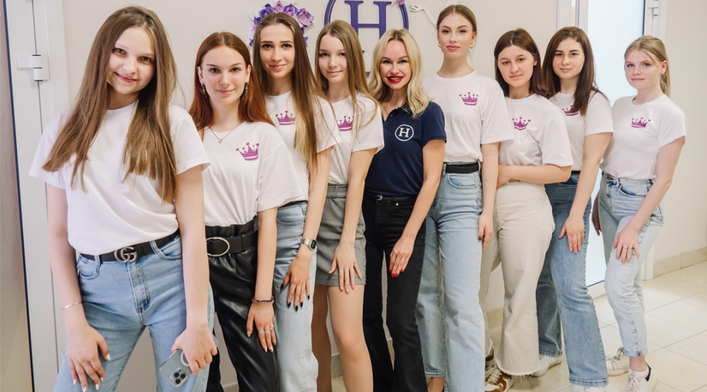 Финалистки конкурса красоты, объявленного студцентром Камышинского технологического института, посетили мастер-класс по летнему make up