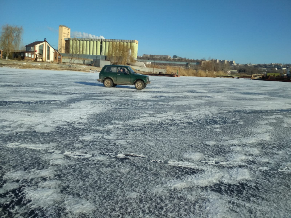 Камышане путешествуют по замерзшей реке на автомобилях