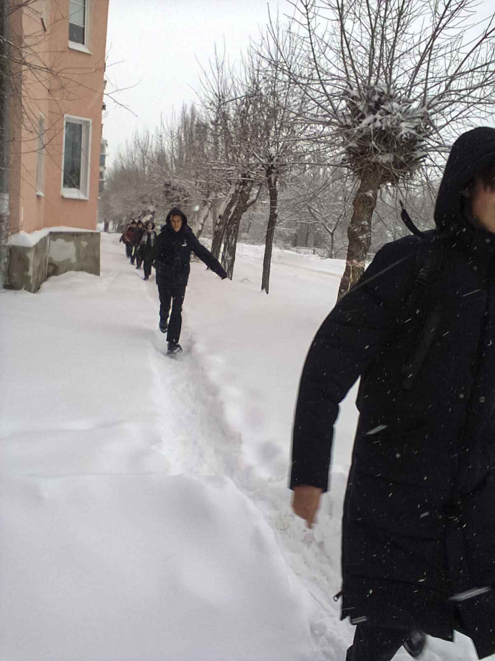 Пресс-служба Камышина известила, что первый замглавы Дмитрий Резвов «ногами» лично проинспектировал ход расчистки заснеженных улиц