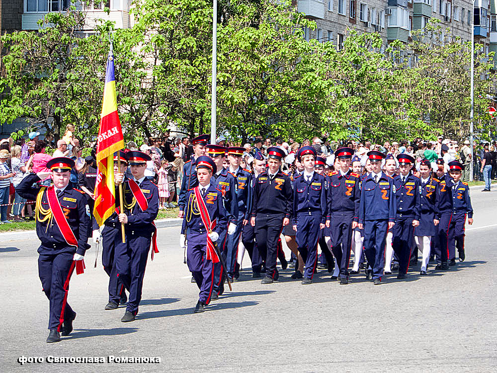 На марше маресьевского праздника камышане встречали кадетов аплодисментами