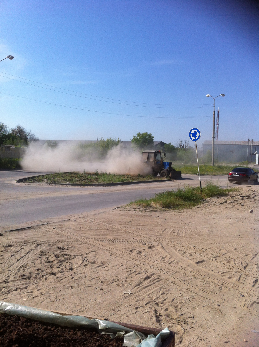 Камышане рассказывают фотокадрами, какой столб пыли поднимают чистильщики улиц в Камышине
