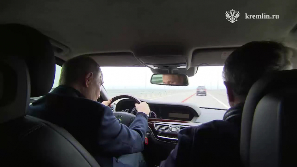 5 декабря Владимир Путин сел за руль «Мерседеса» и проехал по Крымскому мосту
