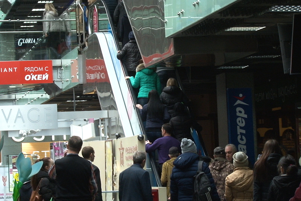 В Волгограде в торговых центрах начались проверки и учебные эвакуации людей, в Камышине пока тишина