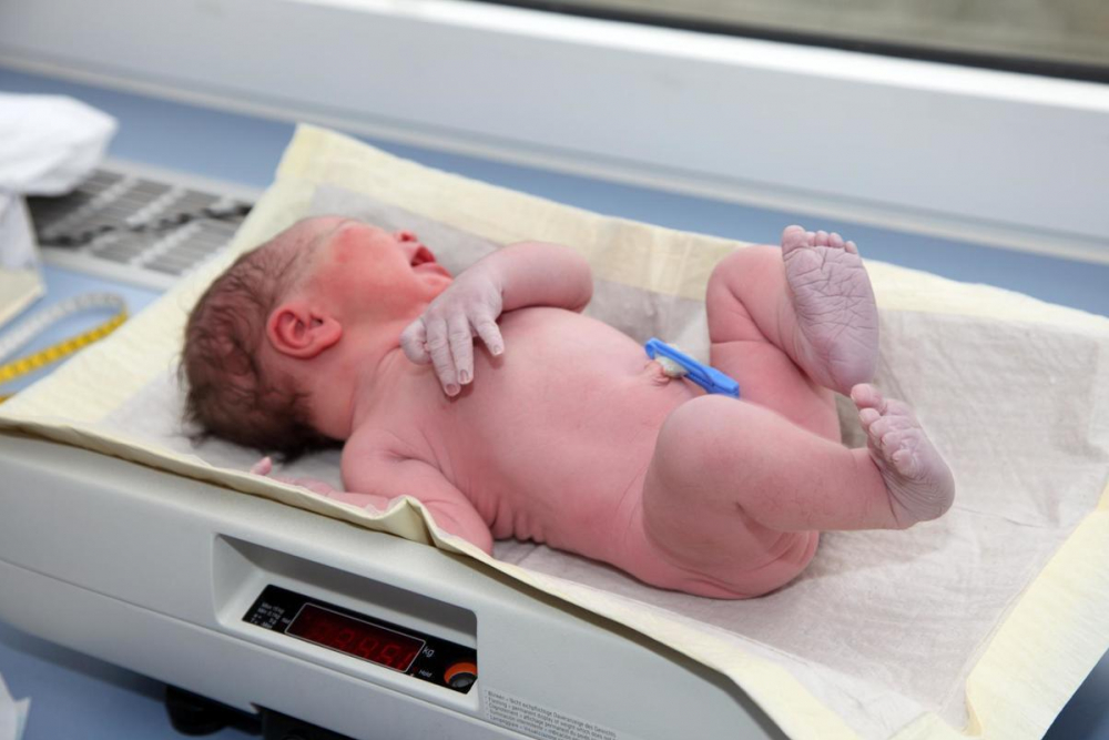 Медики выходили крошечную новорожденную малышку весом меньше килограмма