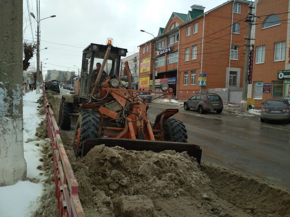 В Камышине на улице Пролетарской коммунальщики начали очищать от снега обочины проезжей части