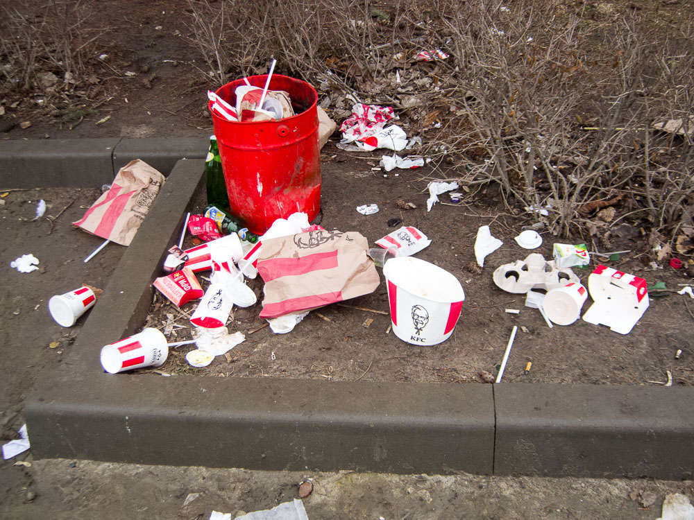 Тема мусорной вакханалии у открывшейся на улице Ленина точки KFC дошла до планерки чиновников администрации Камышина