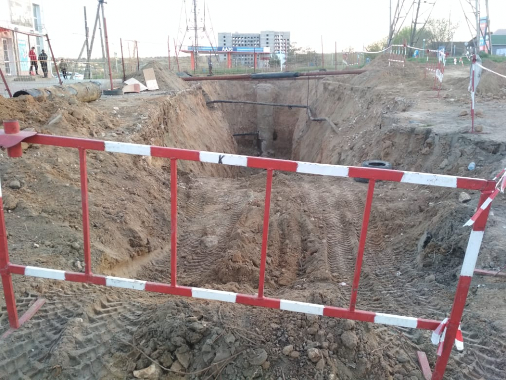 Что за бездонную пропасть раскопали у остановки Партизанская в Камышине? - камышанка