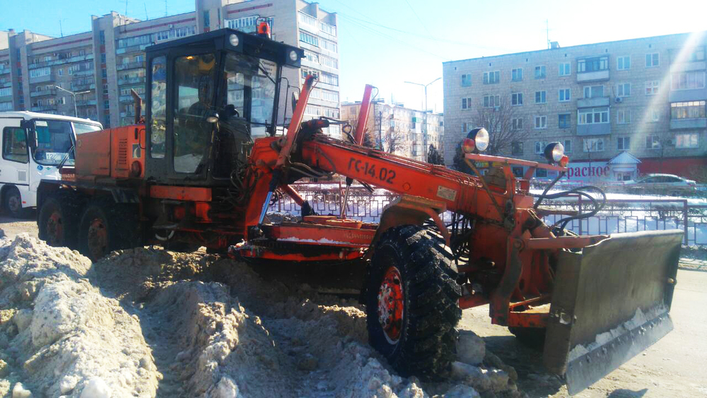 Снегоочистительная техника камышинских служб благоустройства работает на расчистке дорог