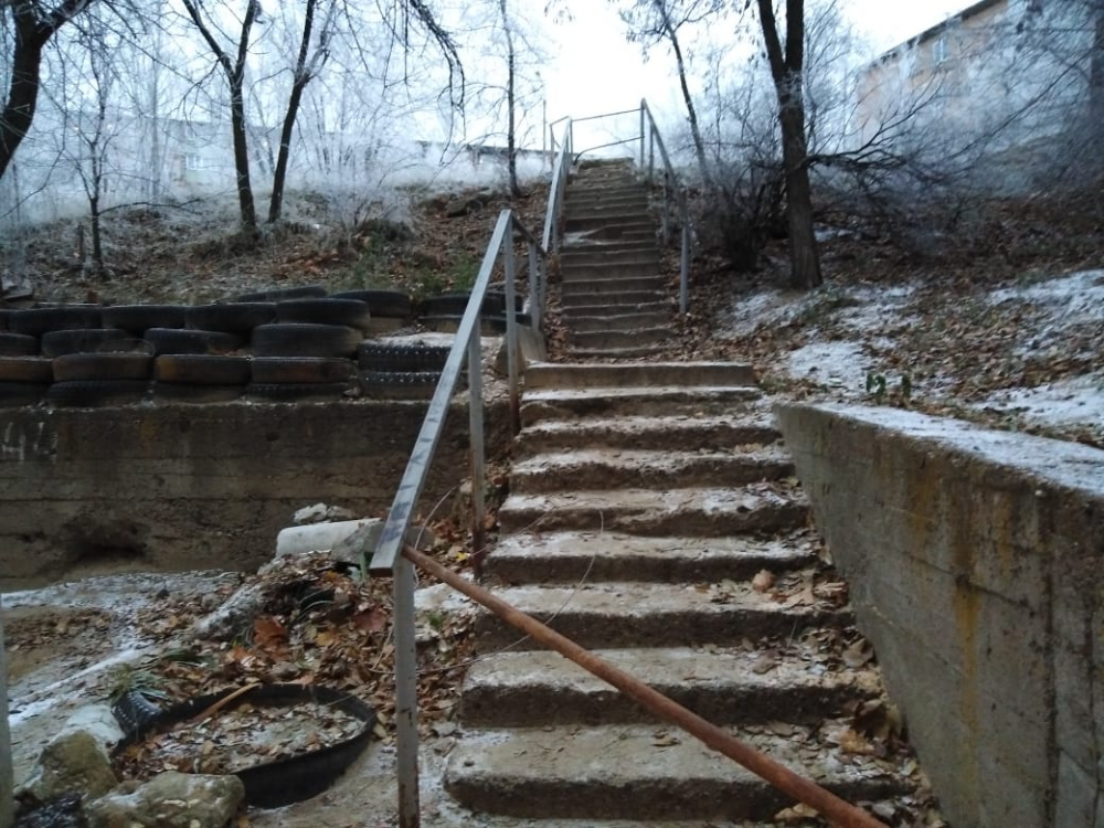 В Камышине управляющая компания директора Курочкина «заварила» уличную лестницу вместо того, чтобы привести ее в порядок