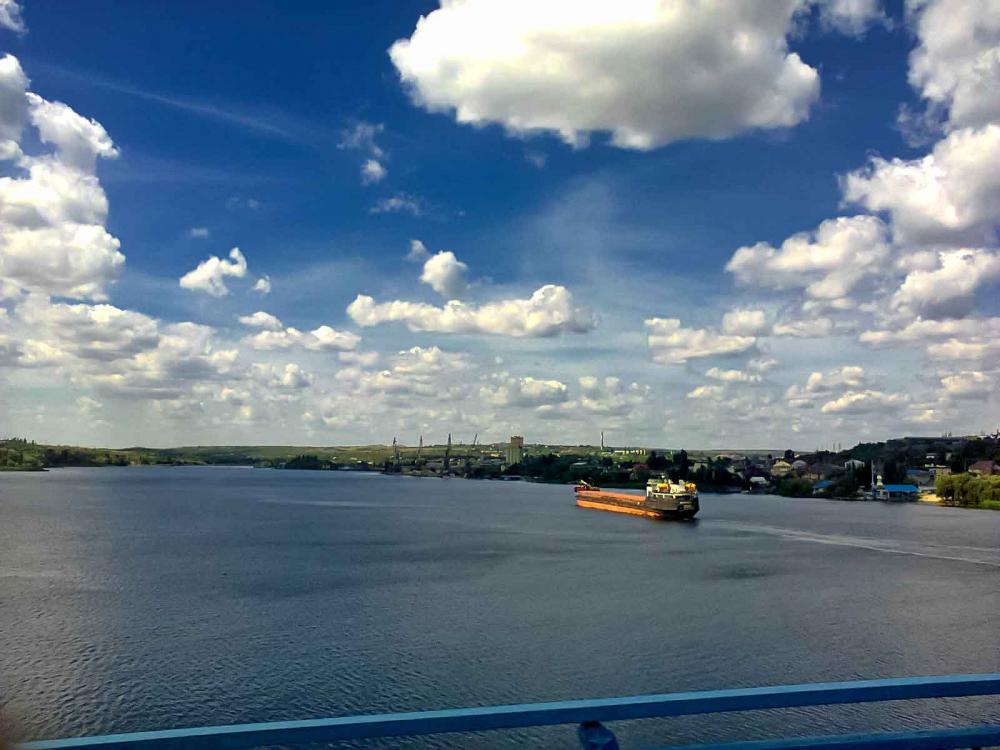 К речному порту Камышина направляется редкий для нашей акватории грузовой «паром»