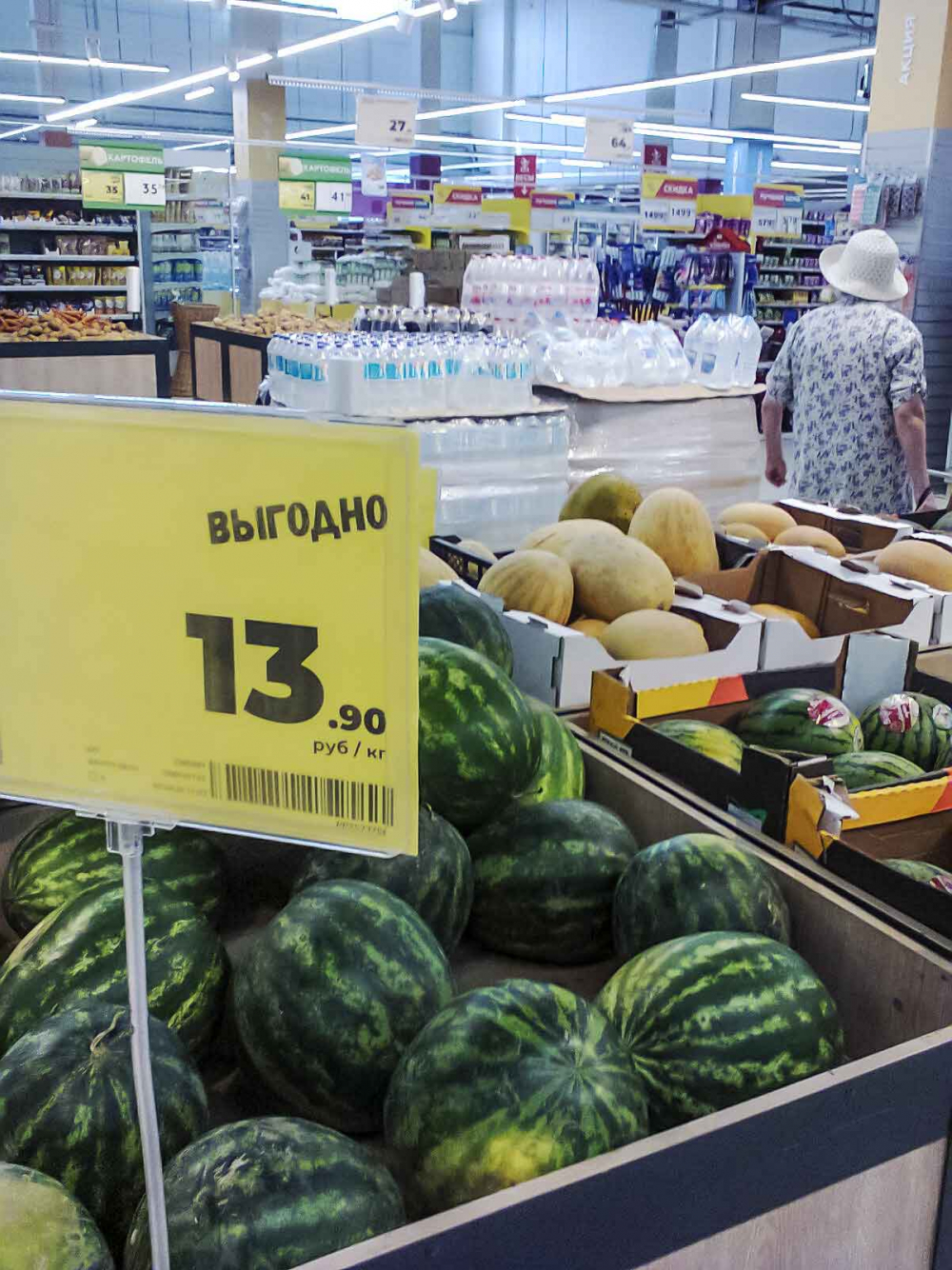 Сетевые магазины в Камышине решили «обвалить» цены на арбузы и дыни, но...