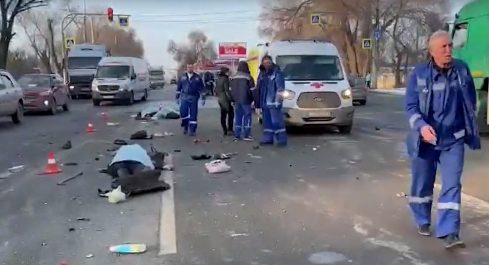Трупы прямо на дороге: подробности с места жуткой катастрофы с маршруткой в Волгограде (ВИДЕО)
