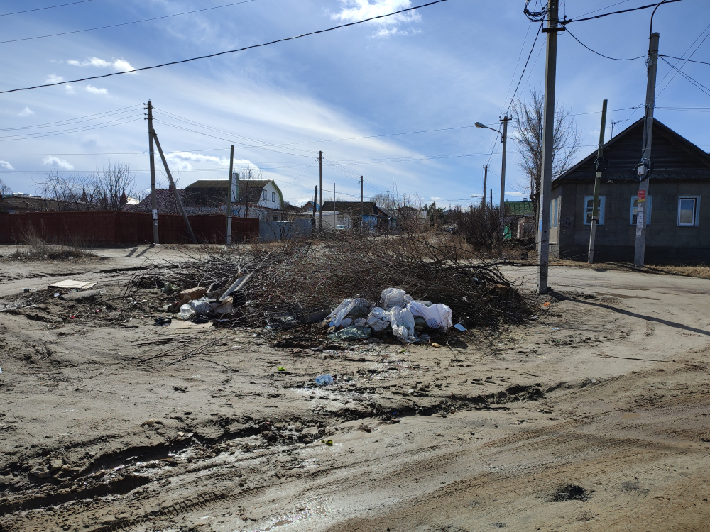 Камышан напрягают открывшиеся по весне уличные мусорки, в том числе по соседству с администрацией города