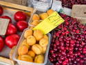 Самым дорогим фруктовым десертом на рынках Камышина остаются абрикосы и черешня