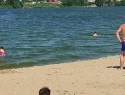"Это не нудистский пляж, а пляж администрации!": камышанина чуть не "растерзали" в соцсетях за то, что он излишне оголился на песке
