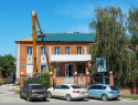 В Камышине на здании печально известного бывшего офиса КПК "Честь" новый собственник  решил покрасить крышу