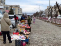 В Камышине стихийный рынок на улице Ленина уже почти "упирается" в ДК "Текстильщик" и ресторан "Русский"