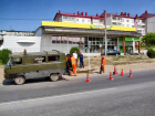 В Камышине идет установка еще одного "лежачего полицейского" на аварийно опасном участке дороги