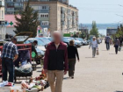 Камышане рассказывают в соцсетях, как автомобиль "раздавил" стихийный рынок на тротуаре улицы Ленина (ВИДЕО)