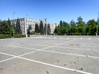 Товарищи начальники города, у вас сквозь площадь около администрации растет трава, надо выполоть! - камышанка