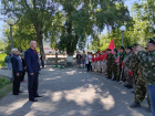 Председатель Камышинской городской думы Владимир Пономарев сказал спич бывшим пограничникам у символического полосатого столба