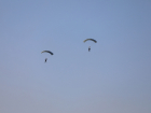 На полигоне под Волгоградом с парашютом прыгают разведчики