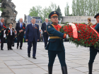 День Победы — в героическом Сталинграде: Андрей Бочаров на Мамаевом кургане почтил память защитников Отечества