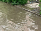 Под водой в городе, в 4-м микрорайоне, две "ничейные" ливневки, почистить их некому, - камышанка