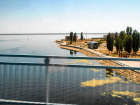 В Камышине ржавым цветом полугнилых водорослей зацвела река