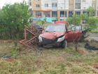 В полиции рассказали подробности ДТП с "повисшим" на турникете автомобилем на улице Некрасова