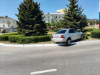 В Камышине легковушка влетела в клумбу недалеко от полиции