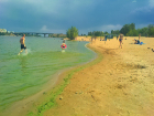 Необустроенное место для купания у администрации Камышина горожане называют "пляжем зеленого болота", но продолжают плавать