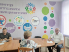 Спикер Камышинской городской думы Владимир Пономарев о чем-то поговорил с горожанами