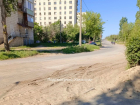 Камышане просят рабочих "Благоустройства" вычистить "микропустыню" у медколледжа в Камышине