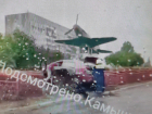 В Камышине попал на камеру момент с ДТП: красное авто пробило турникет у памятника- "самолета Маресьева" на улице Некрасова (ВИДЕО)