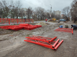 В Камышине в 5-м микрорайоне устанавливают турникетное ограждение