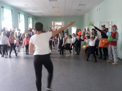 В школе №56 города Петров Вал в Камышинском районе затеяли такую покраску во время ремонта, что от резкого запах краски у учеников кружилась голова