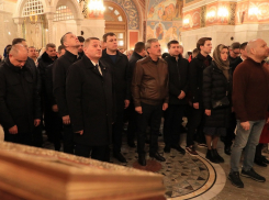 Андрей Бочаров посетил торжественное Пасхальное богослужение в храме Александра Невского