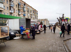 Теперь в стихийный «толчок» на улице Ленина в Камышине уже встраиваются и грузовики? - камышанка