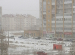 Камышин начало заметать снегом, дорожной техники в городе пока не видно