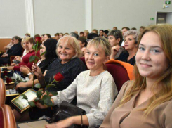 В Камышинском районе в преддверии Дня учителя попикировались «физики и лирики», а потом все педагоги с удовольствием отдохнули на концерте 